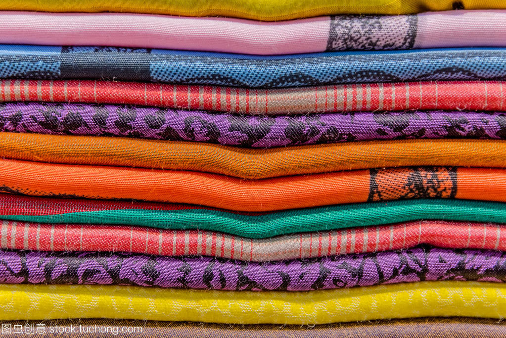 紡織之美 絲綢、羊絨頭圍巾與織物堆疊的藝術(shù)